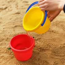 Single children's beach toy bucket fishing bucket playing water bucket baby boys and girls plastic bucket sand digging tools