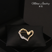 Simple high-end love crystal bra needle design Sensing crowd clothes collar anti-walking accessories high-decoration girl