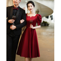 Red toast The bride can normally wear a simple atmosphere satin back to the door to get engaged a small evening dress and a dress.