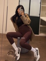 2022 South Korea Summer trendy retro curry exterior wearing yoga pants with high waist-to-hip close-up and underpants long pants