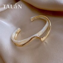 Light luxury white shell bracelet curved metal texture bracelet ins niche design Korean Fashion Net red hand decoration