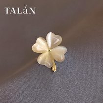 Cats eye zircon four-leaf clover brooch light luxury niche exquisite anti-light buckle Korean Net Red fixed clothes accessories tide