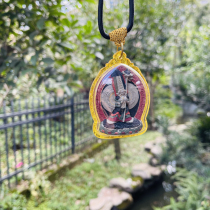 The large white umbrella of the Buddha and the mother of the statue of the Buddha and the mother is wiped with thousands of holy objects.