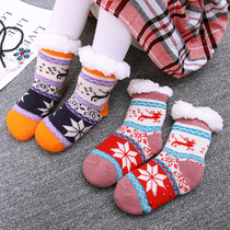 Childrens warm feet sleep on the bed with warm feet socks unplugged to keep warm winter feet cold and cold student warm feet artifact