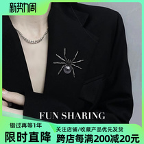 In dark black spider breast needle design Sense original pin pin accessories suit coat decoration