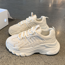 Daughters with new choices of round-headed white shoes