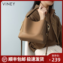 Bag 2021 New Tide autumn winter leather womens bag shoulder bag shoulder Joker advanced sense explosive portable bucket bag