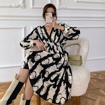 French V collar design sense printed long sleeve dress female 2021 Spring and Autumn New High waist temperament slim long skirt