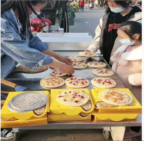 Outdoor freshly baked pizza machine Baking tray Pizza oven Commercial stall I want to buy a snack car stall Make pizza now
