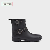 Hunter British shoes and shoes and shoes in Britain fashion outside wearing a small boot riveting ankle boot