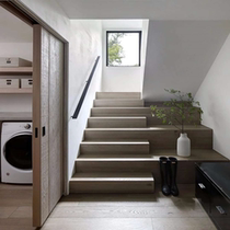 Shanghai creative step stairs simple light luxury solid wood stairs Nordic solid wood overall asymmetrical design