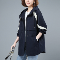 Wind coat woman in the middle of the spring new big code loose middle aged mother Spring and autumn coat with cap casual thin autumn clothes
