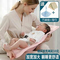 The baby's newborn's hands are held horizontally the season's feeding is flat the baby's milk spitting pad is liberated the sleep is held 1007s
