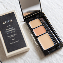Self-hoarding love to use the discount Japanese ETVOS mineral tricolor concealer to cover acne spots dark circles