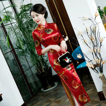 Golden velvet cheongsam long high-end wedding mother dress middle-aged autumn and winter red 2021 New catwalk performance