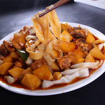 Xinjiang big pan chicken noodle belt noodles Suber hand-made noodles Tianshan flour belt knife noodles three catties