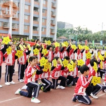 The Sports Square entered the hand props college students held the five-pointed star table to perform the gymnastics cheerleading team opening ceremony