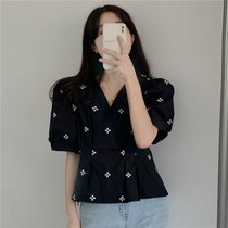 Vintage French bubble sleeve floral v-neck shirt womens 2021 summer new design sense niche short top tide