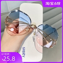 New sunglasses womens cut edge round face big frame thin sunglasses Ultra-light fashion seaside anti-UV driving street shot