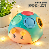 Baby fingers trained baby toys well - wisely early teaching children 0 - 1 year old children to pick hole ball for more than 6 months