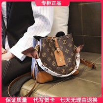 Shanghai guests for the evacuation of the cupboards Qingkura Outlets Outtles Flagship Special Price Fashion Texture Buckets Bag Slanted Satchel