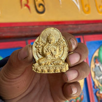(Buddha statue) Trumpet Tsongkhapa Master rubs the Buddha statue Traditional statue master in Lhasa Tibet