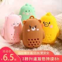 The warm treasure hand with the warm baby in the hand of the warm baby in the hand holding the heat preservation fan