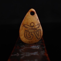 After the old material it was changed to hand-carved six-character mantra hangtag pendant spirit bone pendant