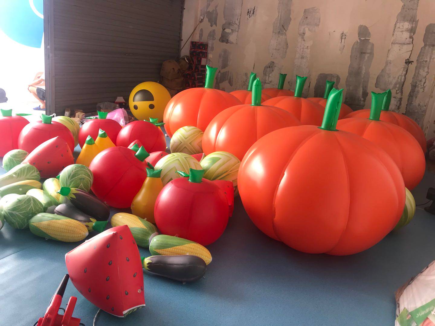 Inflatable fruit and vegetable gas model watermelon banana corn fire dragon fruit PVC closed gas fruit air mold balloon