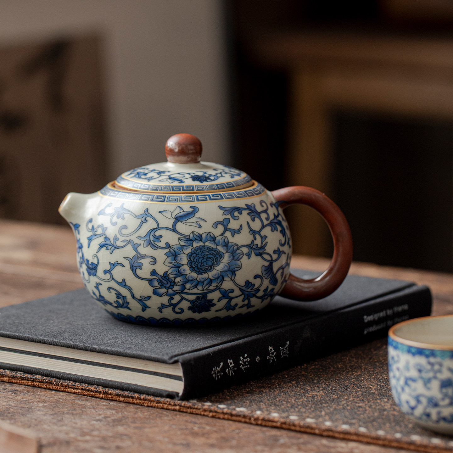 青花双喜懺纏枝蓮茶壺 茶道具 香道具 装飾品 工芸品 美術品 置物 青花双喜懺纏枝蓮茶壺 茶道具 香道具 装飾品 工芸品 美術品 置物