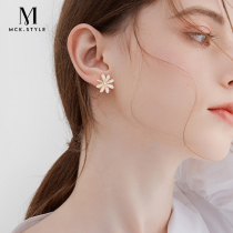 Small Daisy Flowers Ear Clip Woman Temperament Superior Sense No Earbuds Earrings 2022 New Tide Fairy Cliffon Earrings