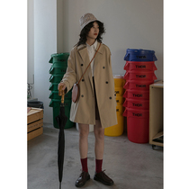 Hello Carnon in the middle of a long style Windsuit Woman 2022 Spring with double-row button Leisure loose Inn Wind small sub-jacket