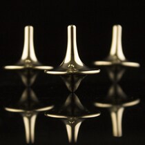 Sleepwalking space top brass metal precision hand screw-spinning top hand transfer decompression Classic small top No resistance small cyclone