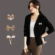 The new anti-light v-neck brooch femininity cardigan pearl corsage brooch clothes all-match accessories silk scarf buckle