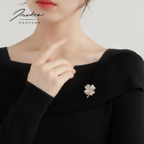 Cats eye stone Clover brooch high-grade womens neckline decoration corsage 2021 new clothes buckle sweater accessories