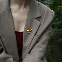 Renaissance autumn Ginkgo leaves natural strong light pearl breast needle temperament of high-grade sentient needle