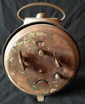 In the early 1950s during the Republic of China the mechanical old alarm clock was normal