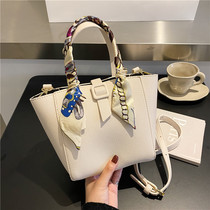 Shanghai warehouse god recommended 2021 new silk scarf portable Korean version of simple single shoulder diagonal bag tide