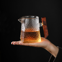 Household glass belt handle Gong cup thickened heat-resistant tea divider Japanese hammer pattern large Kung Fu Tea Sea filter Cup