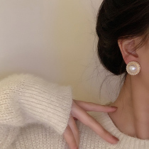 Pearl earrings female summer ins Wind 2021 New Tide niche design sense high earrings retro harbor wind earrings