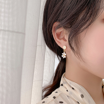 Small minimalist Fresh Daisy Earrings Fairy earrings Flowers Earrings Super Fairy without earbuds Ear Clip Female Ear nails