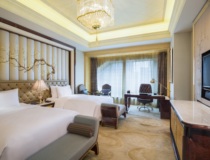 Luxury double-bed room at the Wanda Ruihua Hotel in Wuhan