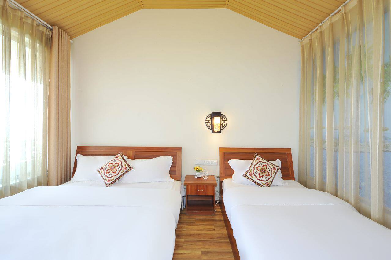 Dali Flower Rhythm Time Inn Viewing Family Room