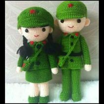 Cute military uniform couple doll wedding doll hand-woven crochet ornaments illustrated to send girlfriends and girlfriends