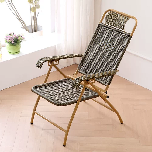 Складное кресло сидит на обеденном перерывах на балконе балкон повседневный стул