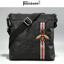 New leather mens shoulder bag casual shoulder bag embroidery bee mens bag shoulder shoulder shoulder bag tide
