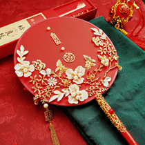 Chinese wedding hand holds a fan fan of the bride fan crown wedding finished dragon gossip Xiuhe fan red book