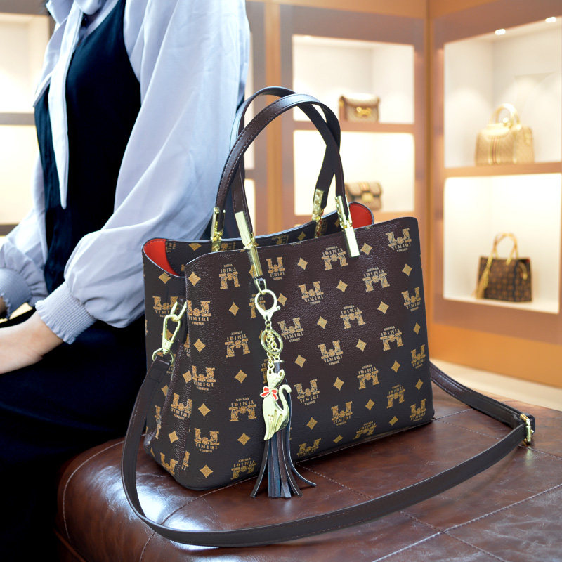 Hong Kong brand-name bag womens bag 2020 new Tidal red leather fashion stiletto one-shoulder atmospheric bag