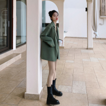 Green small suit jacket woman 2022 Early spring new Korean teas relaxed casual Western clothes design feeling small and small