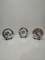 In the 1980s the old porcelain collection was wide-colored flowers and birds small hanging plates factory goods handicrafts study living room ornaments